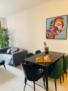 Posedenie v ubytovaní New Modern 2BD aprt with shared rooftop pool B2
