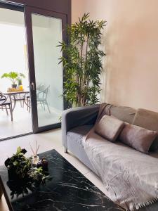 Posedenie v ubytovaní New Modern 2BD aprt with shared rooftop pool B2