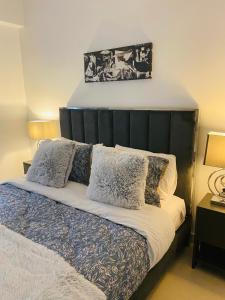 Posteľ alebo postele v izbe v ubytovaní New Modern 2BD aprt with shared rooftop pool B2