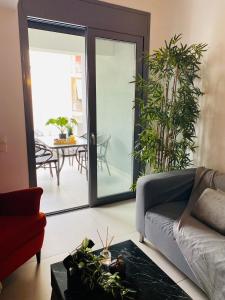 Posedenie v ubytovaní New Modern 2BD aprt with shared rooftop pool B2