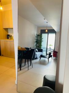 Posedenie v ubytovaní New Modern 2BD aprt with shared rooftop pool B2
