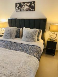Posteľ alebo postele v izbe v ubytovaní New Modern 2BD aprt with shared rooftop pool B2