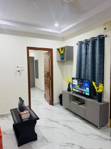 Μια τηλεόραση ή/και κέντρο ψυχαγωγίας στο The Rooftop Nest Penthouse In Kondapur near AMB Mall