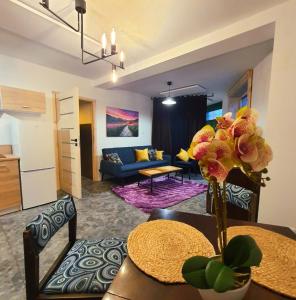 un soggiorno con un divano e un tavolo di Apartament blu a Piece