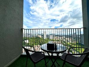 クアラルンプールにあるMillerz Squareの眺めの良いバルコニーにテーブルと椅子が置かれている