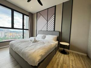 クアラルンプールにあるMillerz Squareのベッドと大きな窓のある寝室