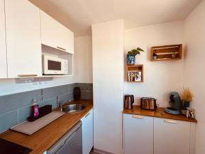 Una cocina o kitchenette en EStudio 1ère ligne vue mer ,place de parking privée accès a la plage de la résidence 3ème étage