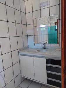 カマサリにあるCasa em condomínio frente Praia Jauá, Bahia Brasilの洗面台と鏡のあるバスルーム