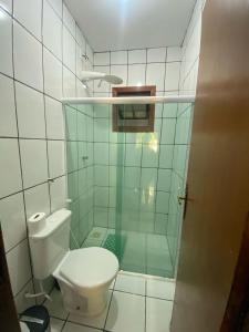 カマサリにあるCasa em condomínio frente Praia Jauá, Bahia Brasilのトイレとガラスのシャワー付きのバスルーム +35枚の写真