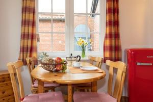 een eettafel met een fruitschaal erop bij Ferienwohnung "Strandkorb" in Hinrichsdorf