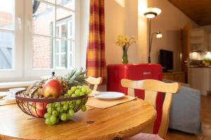 een fruitschaal op een houten tafel bij Ferienwohnung "Strandkorb" in Hinrichsdorf +9 foto's