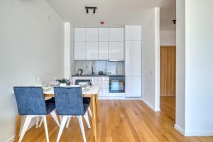 Dobrota Sea View apartment by MN Property的厨房或小厨房