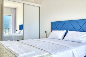Dobrota Sea View apartment by MN Property客房内的一张或多张床位