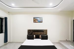 Ένα ή περισσότερα κρεβάτια σε δωμάτιο στο Hotel O Vijaya Guest House