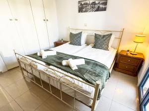 Postel nebo postele na pokoji v ubytování Cozy Beachside Apartment with Pool Access - Ideal for Relaxation