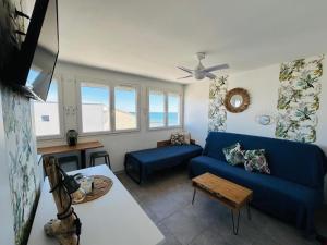 Una televisión o centro de entretenimiento en EStudio 1ère ligne vue mer ,place de parking privée accès a la plage de la résidence 3ème étage