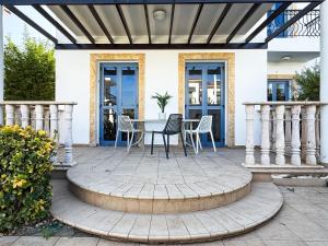 Rõdu või terrass majutusasutuses Cozy Beachside Apartment with Pool Access - Ideal for Relaxation
