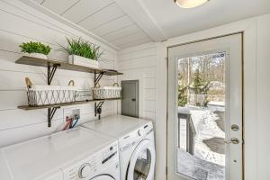 un lavadero con lavadora y secadora en Lakefront Home with Boat Dock in Benton Harbor!, en Woodland Beach