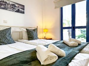 Voodi või voodid majutusasutuse Cozy Beachside Apartment with Pool Access - Ideal for Relaxation toas