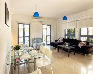 Istumisnurk majutusasutuses Cozy Beachside Apartment with Pool Access - Ideal for Relaxation