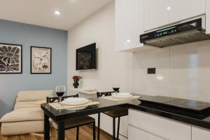 a kitchen with a table with two glasses of wine at Boho Hideaway in Santa Cruz de la Sierra +31 photos