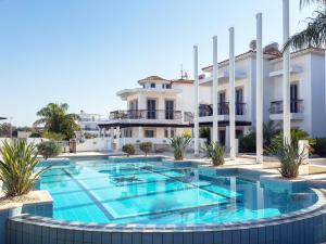 Bassein majutusasutuses Cozy Beachside Apartment with Pool Access - Ideal for Relaxation või selle lähedal