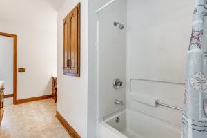 Ένα μπάνιο στο Secluded Ohio Amish Country Getaway with Fire Pit