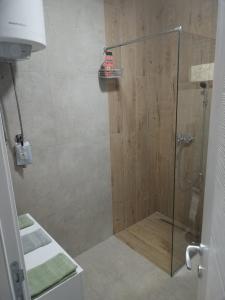 una doccia con una porta in vetro in un bagno di Divcibarski izvor a Divčibare Altre 8 foto