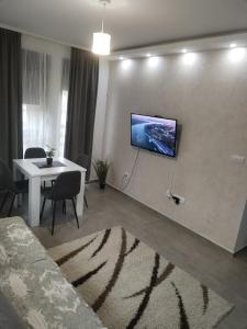 un soggiorno con TV a parete di Divcibarski izvor a Divčibare