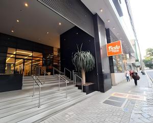 a potted plant sitting outside of a building at Conforto e espaço para família, 3 Quartos, Garagem in Curitiba