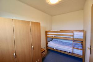 - une chambre avec 2 lits superposés et un placard dans l'établissement "Ferienhof Alte Mühle" W 3, à Bannesdorf
