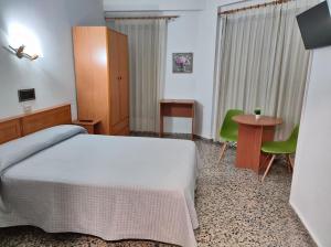 een hotelkamer met een bed, een tafel en stoelen bij Hotel Cogullada in Zaragoza +32 foto's