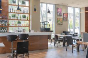 Băuturi la Miami Beach Cozy 1B with Pool and Beach Service 1506