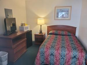 Ένα ή περισσότερα κρεβάτια σε δωμάτιο στο Queens Lodge Motel +18 φωτογραφίες