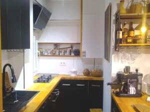a kitchen with black and white cabinets and a stove at Loft PLAYA -60m- & TRABAJO -online- in Almería