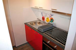 a small kitchen with a sink and a stove at Meeresrauschen in Staberdorf