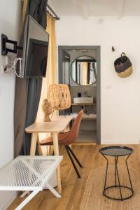 Телевизор и/или развлекательный центр в The Pines Boutique Villa - Vama Veche