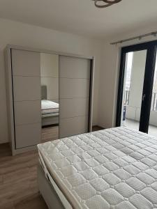 Posteľ alebo postele v izbe v ubytovaní 2 rooms apartment in Downtown,Free parking,late check-out,big balcony