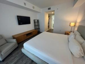 Un pat sau paturi într-o cameră la Miami Beautiful with kitchen, pool and mall Apmt 1B 1B 1408 +42 fotografii