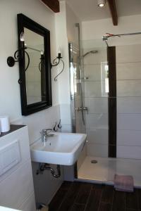 a bathroom with a sink and a shower at Reihenhaus - Seeschwalbe in Neue Tiefe Fehmarn