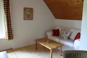 a living room with a couch and a table at Muschelkorb in Hinrichsdorf