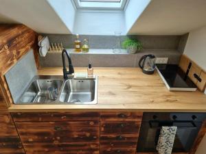 Kuhinja ili čajna kuhinja u objektu Studio Apartma2 pri Adamu