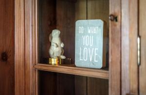 a do what you love sign on a shelf at Villa Bergfriede - 5 Schlafzimmer - Feldberg im Schwarzwald in Hinterfalkau