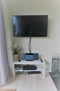 TV a/nebo společenská místnost v ubytování Dein Ferienhaus Strandstrasse