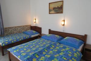 Posteľ alebo postele v izbe v ubytovaní 4 fös apartman