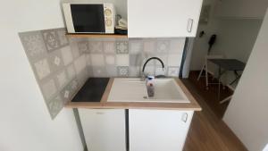 Kuchyň nebo kuchyňský kout v ubytování Studio N210 cozy et fonctionnel