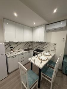 Η κουζίνα ή μικρή κουζίνα στο Greis Apartments 3