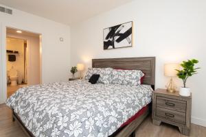Postel nebo postele na pokoji v ubytování Chic 3-bed Apt with Pool & Hot Tub in Heart of DTLA
