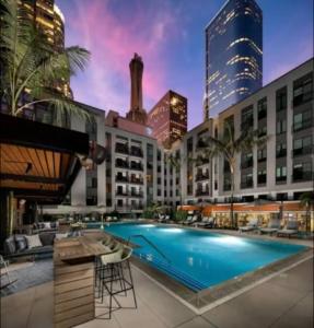 Bazén v ubytování Chic 3-bed Apt with Pool & Hot Tub in Heart of DTLA nebo v jeho okolí