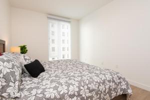 Postel nebo postele na pokoji v ubytování Chic 3-bed Apt with Pool & Hot Tub in Heart of DTLA